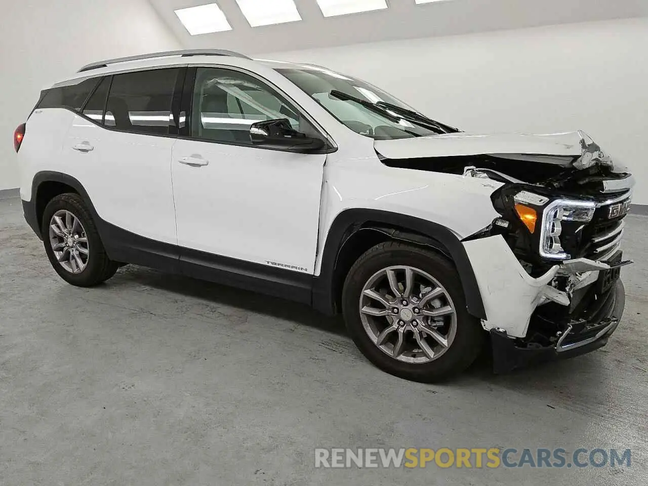 4 Photograph of a damaged car 3GKALVEG5RL326685 GMC TERRAIN 2024