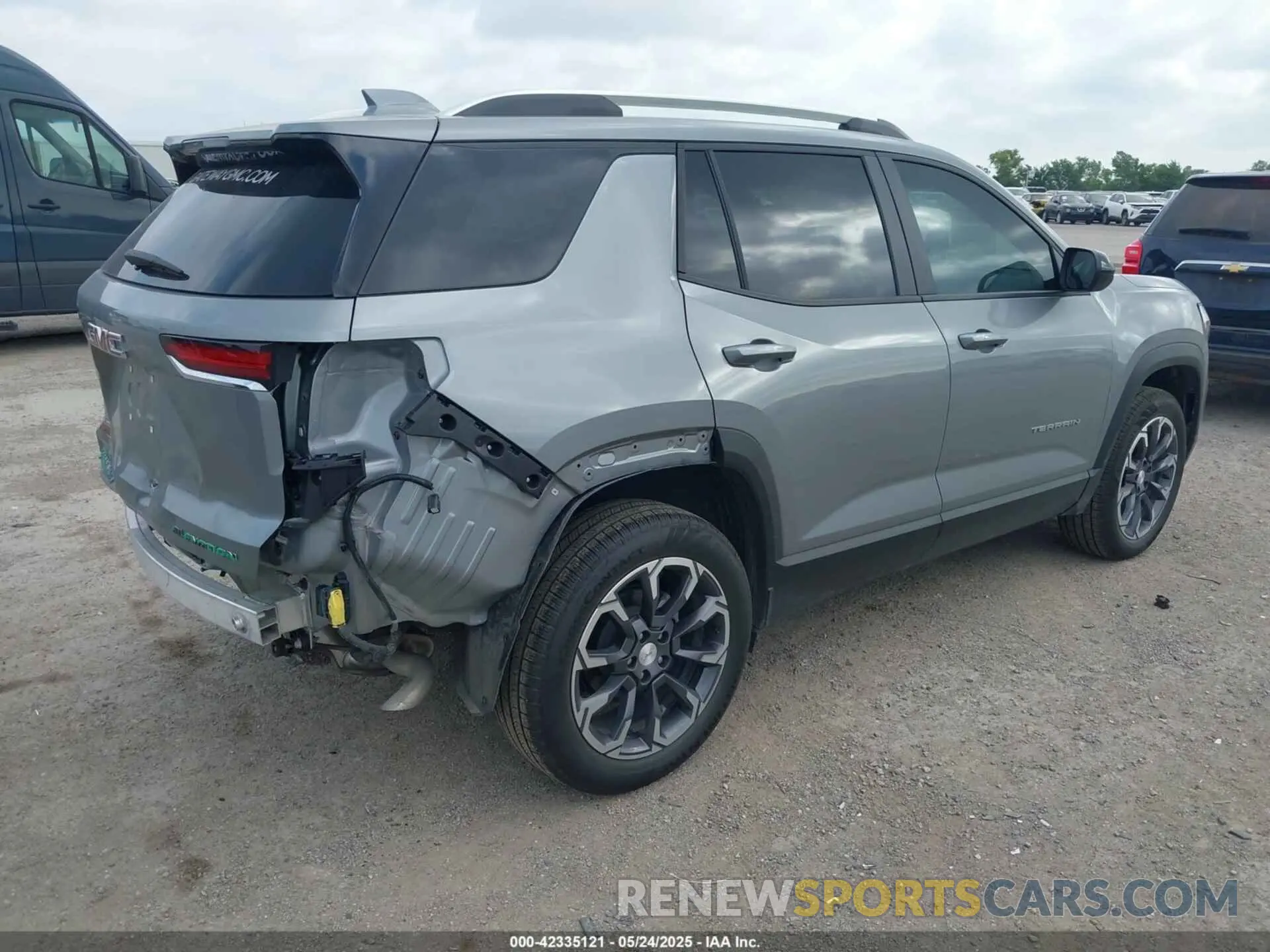 4 Photograph of a damaged car 3GKALUEG6SL215921 GMC TERRAIN 2025
