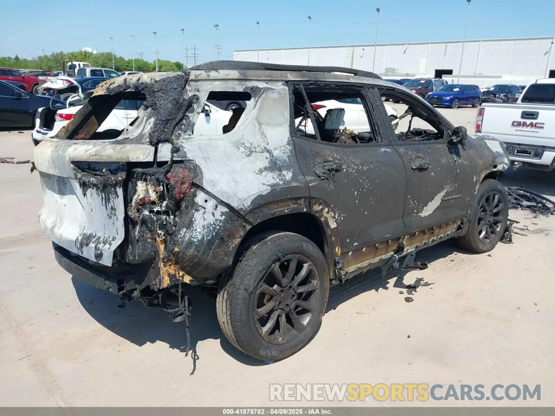 4 Photograph of a damaged car 3GKALUEG7SL196876 GMC TERRAIN 2025