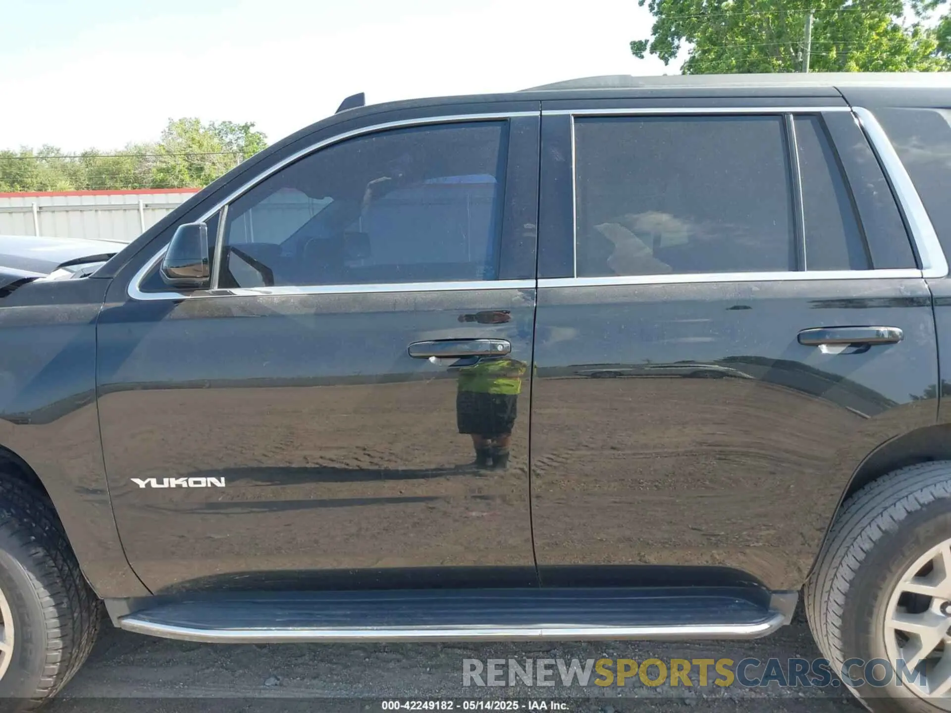 14 Photograph of a damaged car 1GKS1AKC6KR310045 GMC YUKON 2019