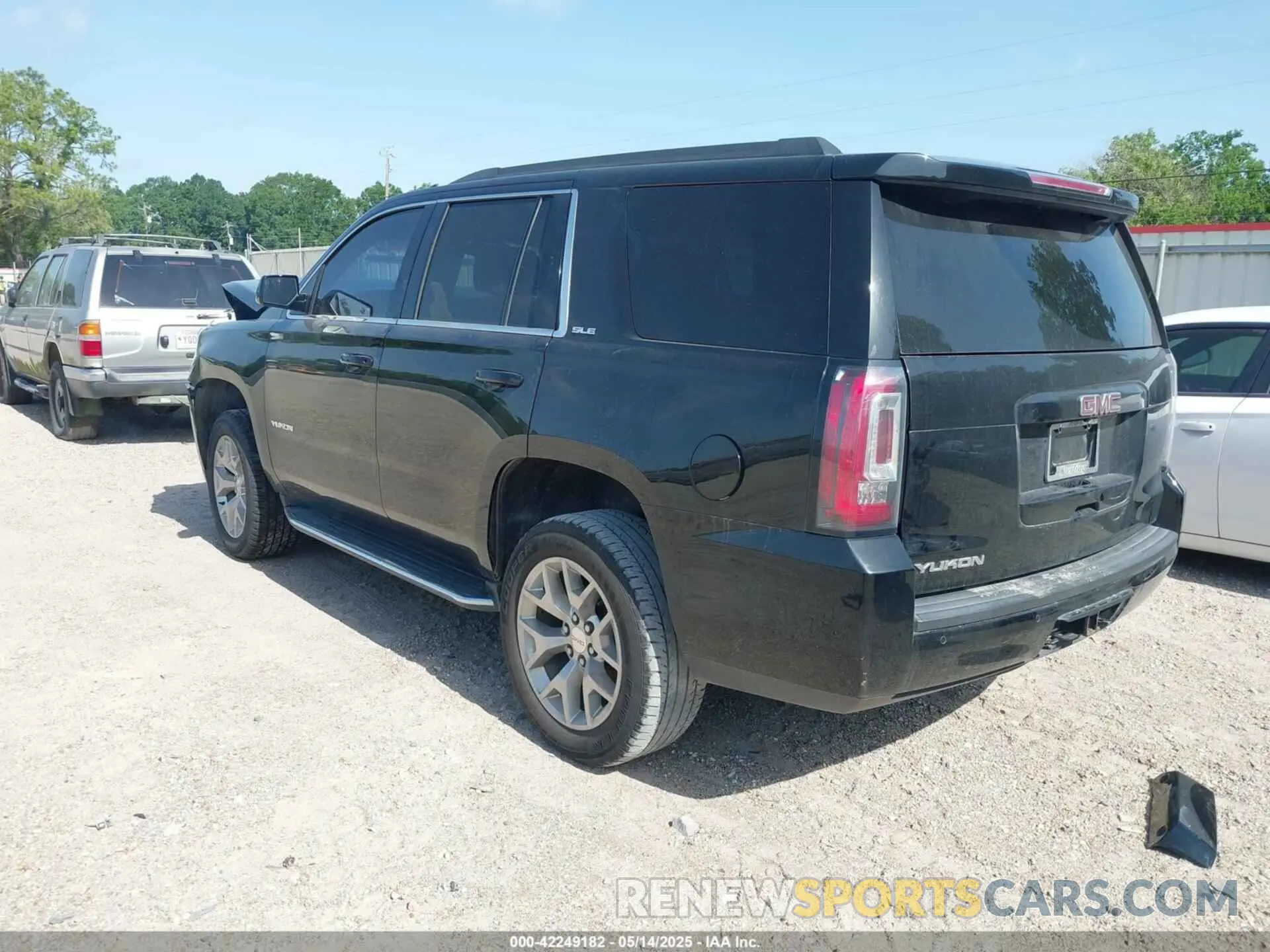 3 Photograph of a damaged car 1GKS1AKC6KR310045 GMC YUKON 2019