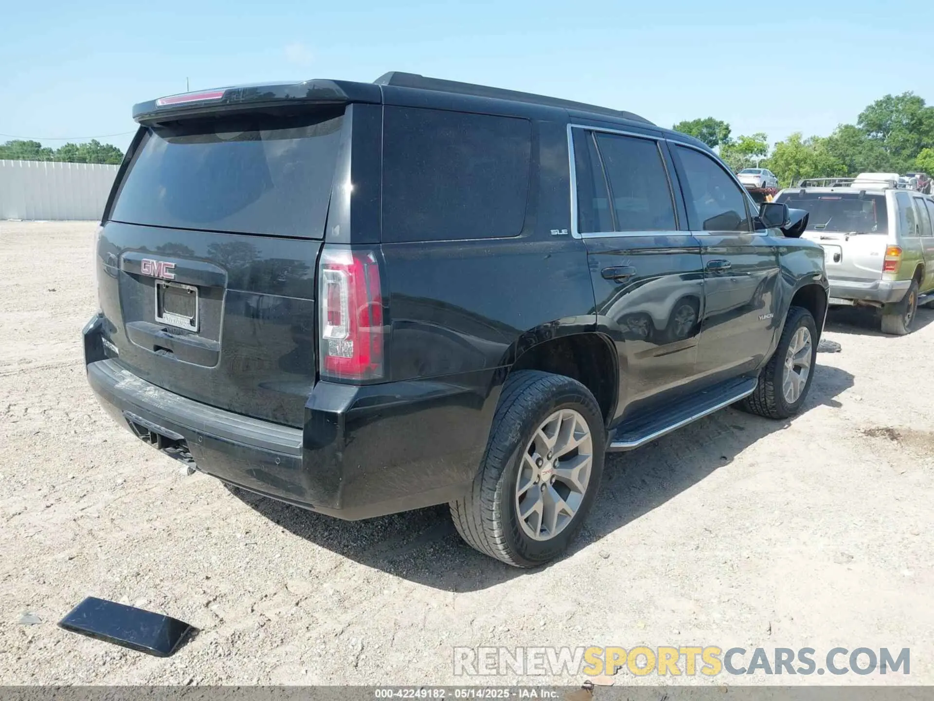 4 Photograph of a damaged car 1GKS1AKC6KR310045 GMC YUKON 2019