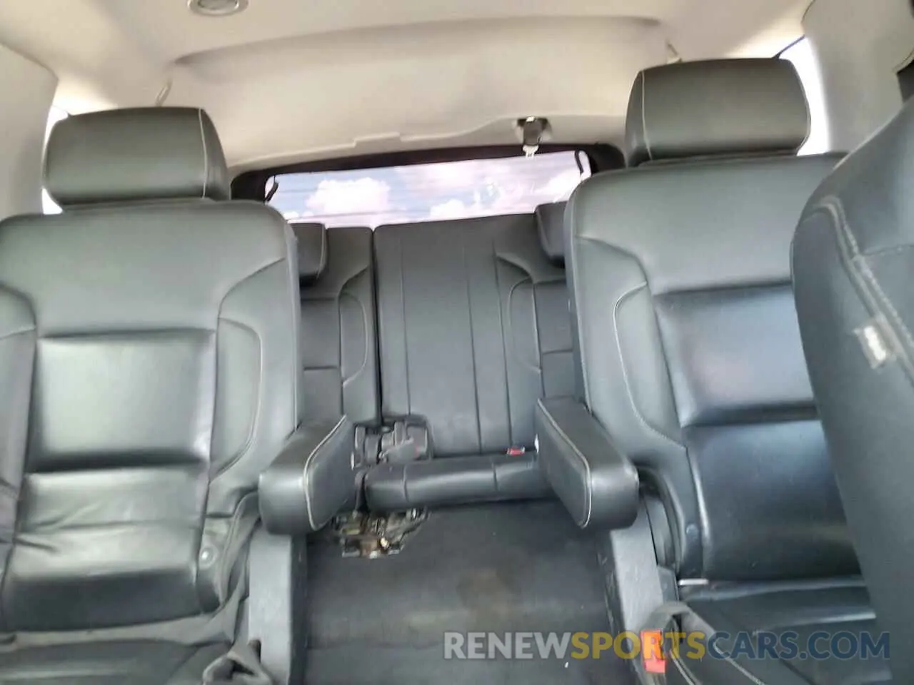 10 Photograph of a damaged car 1GKS1BKC3KR388126 GMC YUKON 2019