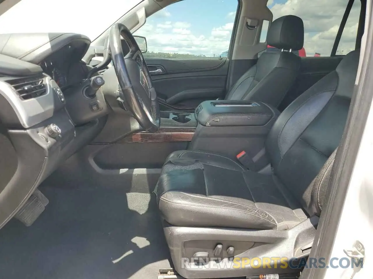 7 Photograph of a damaged car 1GKS1BKC3KR388126 GMC YUKON 2019