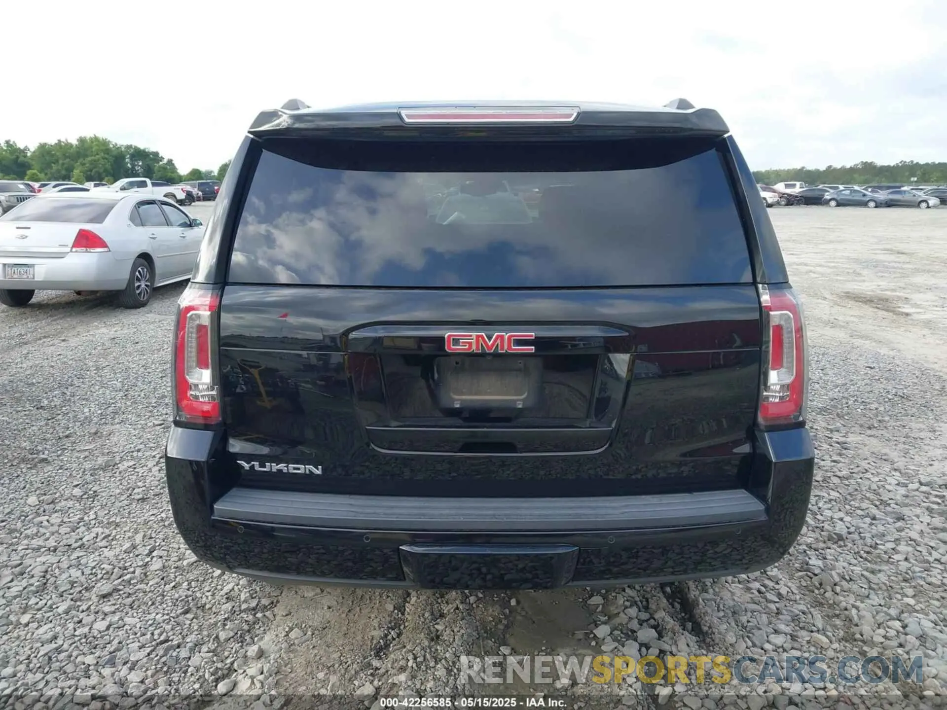 16 Photograph of a damaged car 1GKS1BKC6KR156197 GMC YUKON 2019