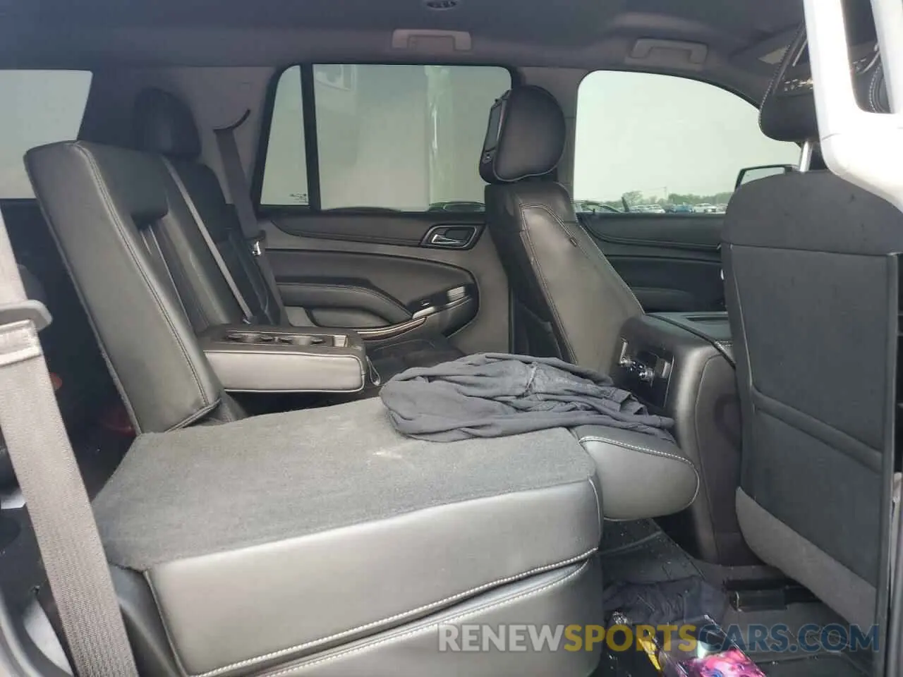 11 Photograph of a damaged car 1GKS1BKC7KR226421 GMC YUKON 2019