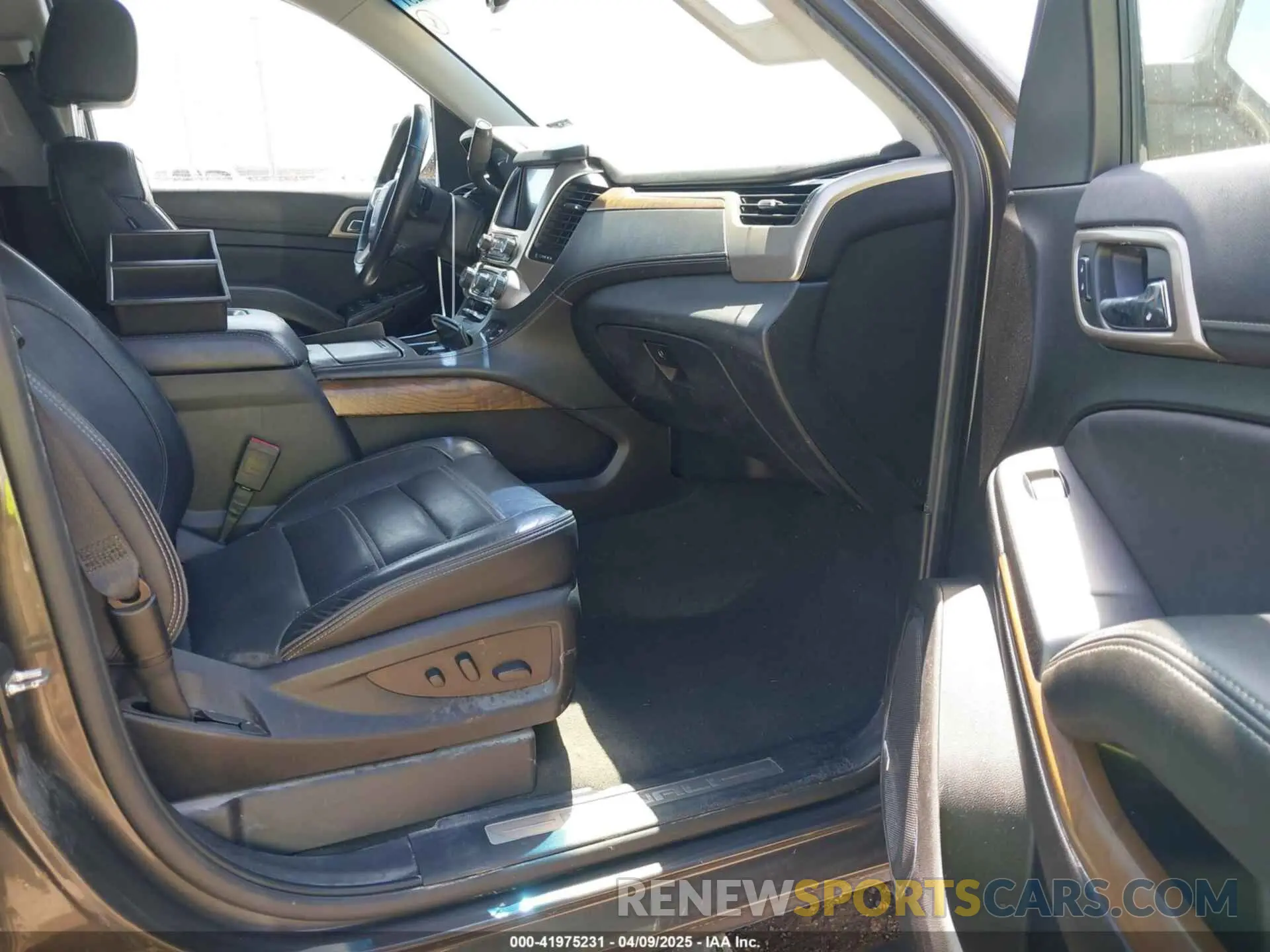 5 Photograph of a damaged car 1GKS1CKJ3KR387241 GMC YUKON 2019