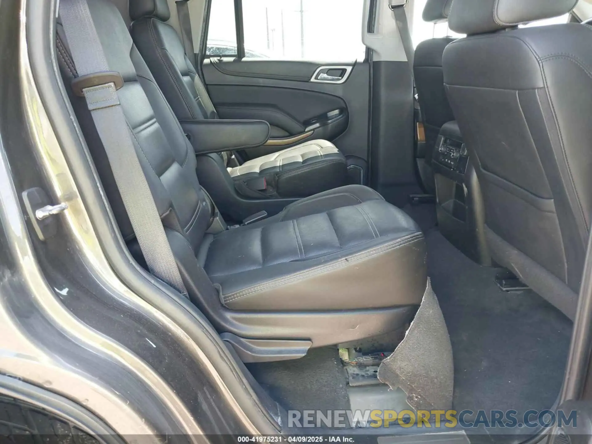 8 Photograph of a damaged car 1GKS1CKJ3KR387241 GMC YUKON 2019