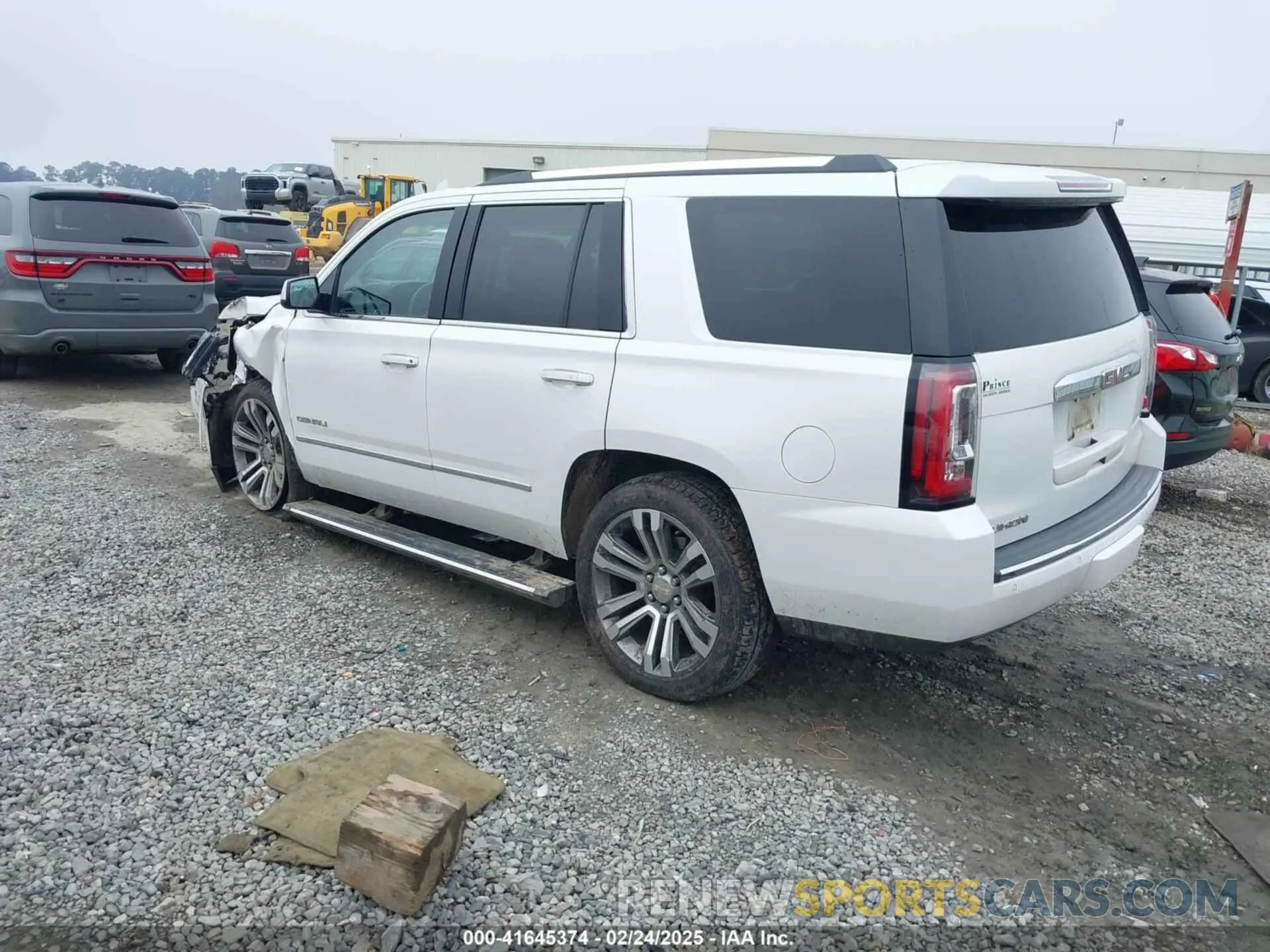 3 Photograph of a damaged car 1GKS1CKJ7KR364240 GMC YUKON 2019
