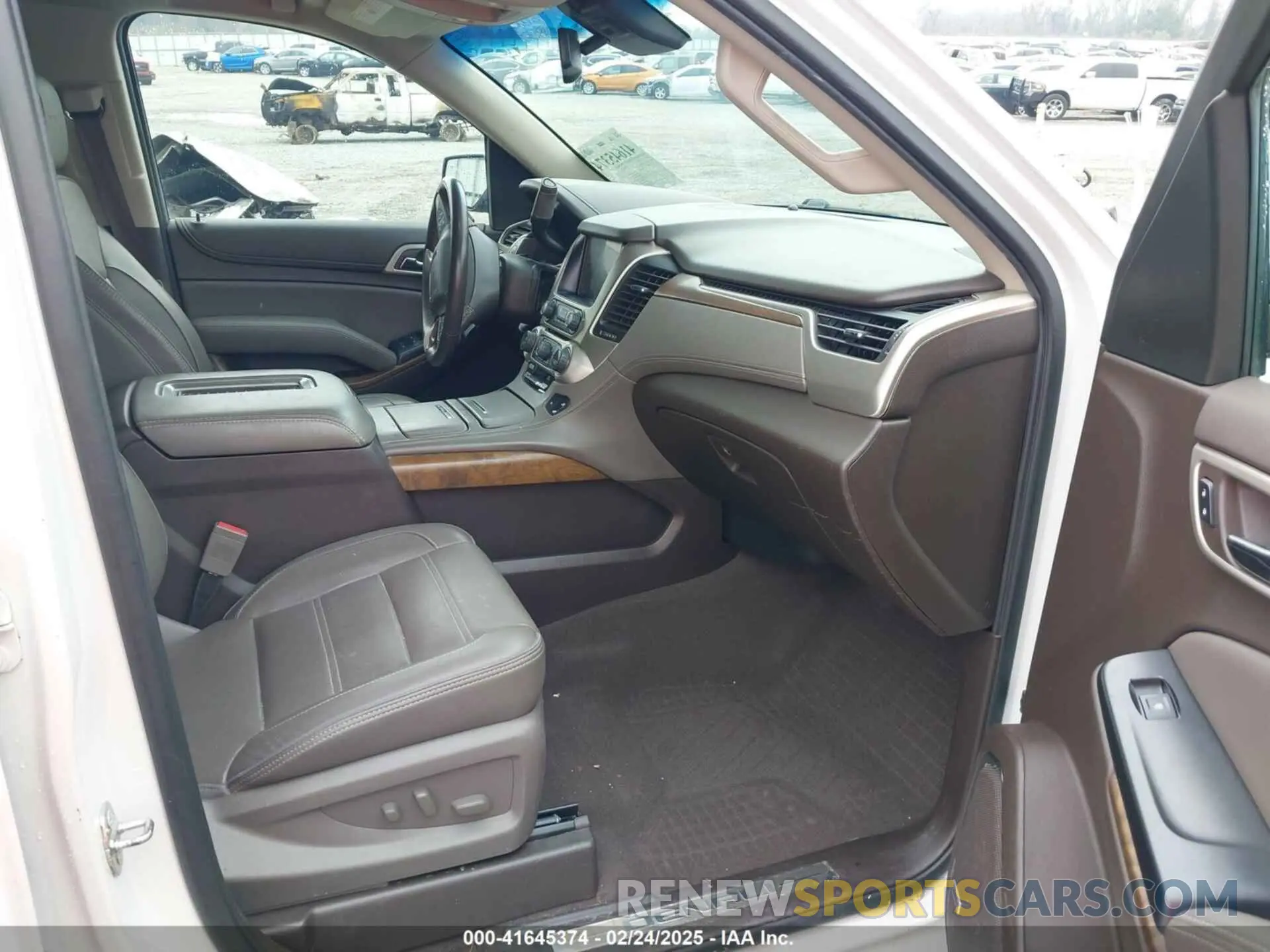 5 Photograph of a damaged car 1GKS1CKJ7KR364240 GMC YUKON 2019