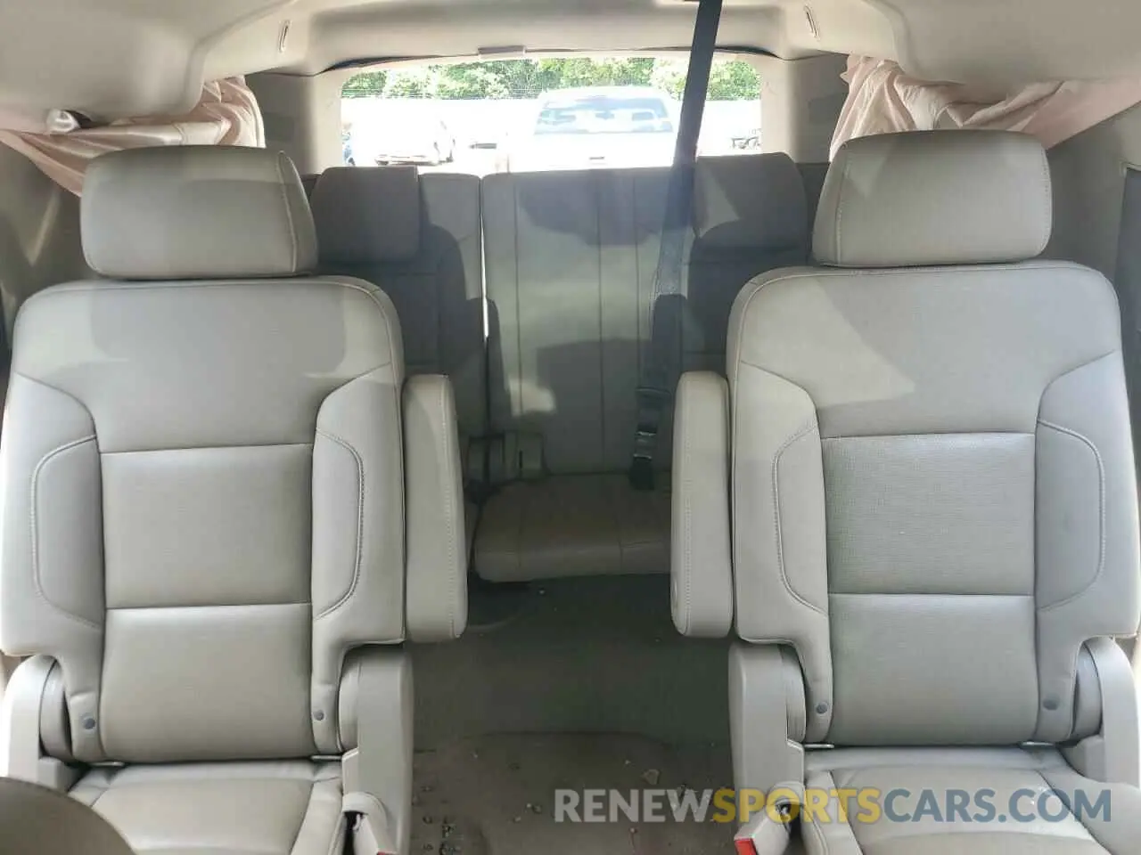 10 Photograph of a damaged car 1GKS1GKC0KR325305 GMC YUKON 2019