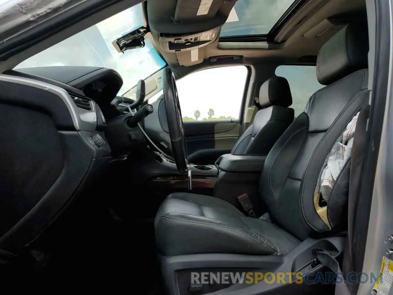 7 Photograph of a damaged car 1GKS1GKC5KR409622 GMC YUKON 2019
