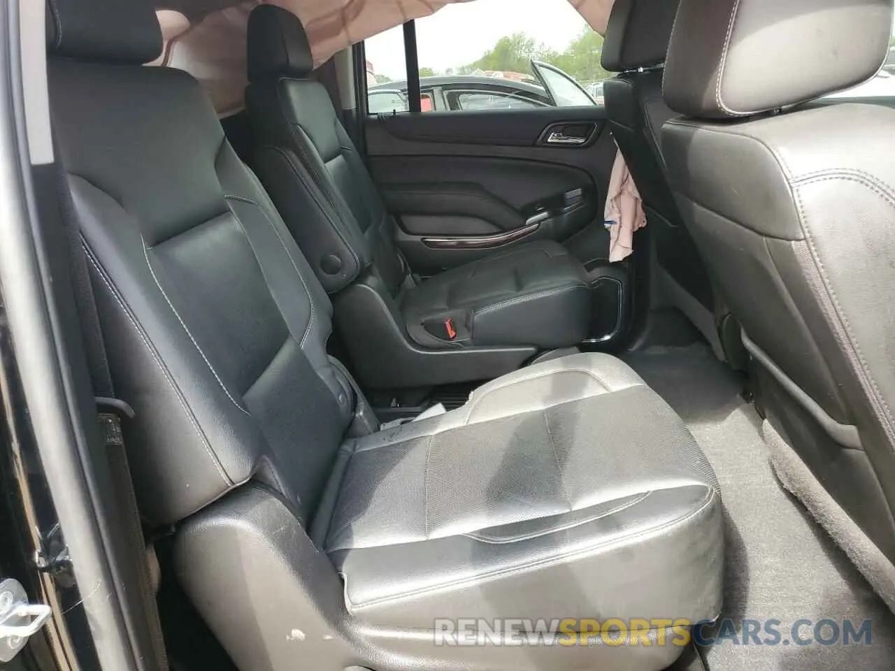 11 Photograph of a damaged car 1GKS1GKC9KR272264 GMC YUKON 2019