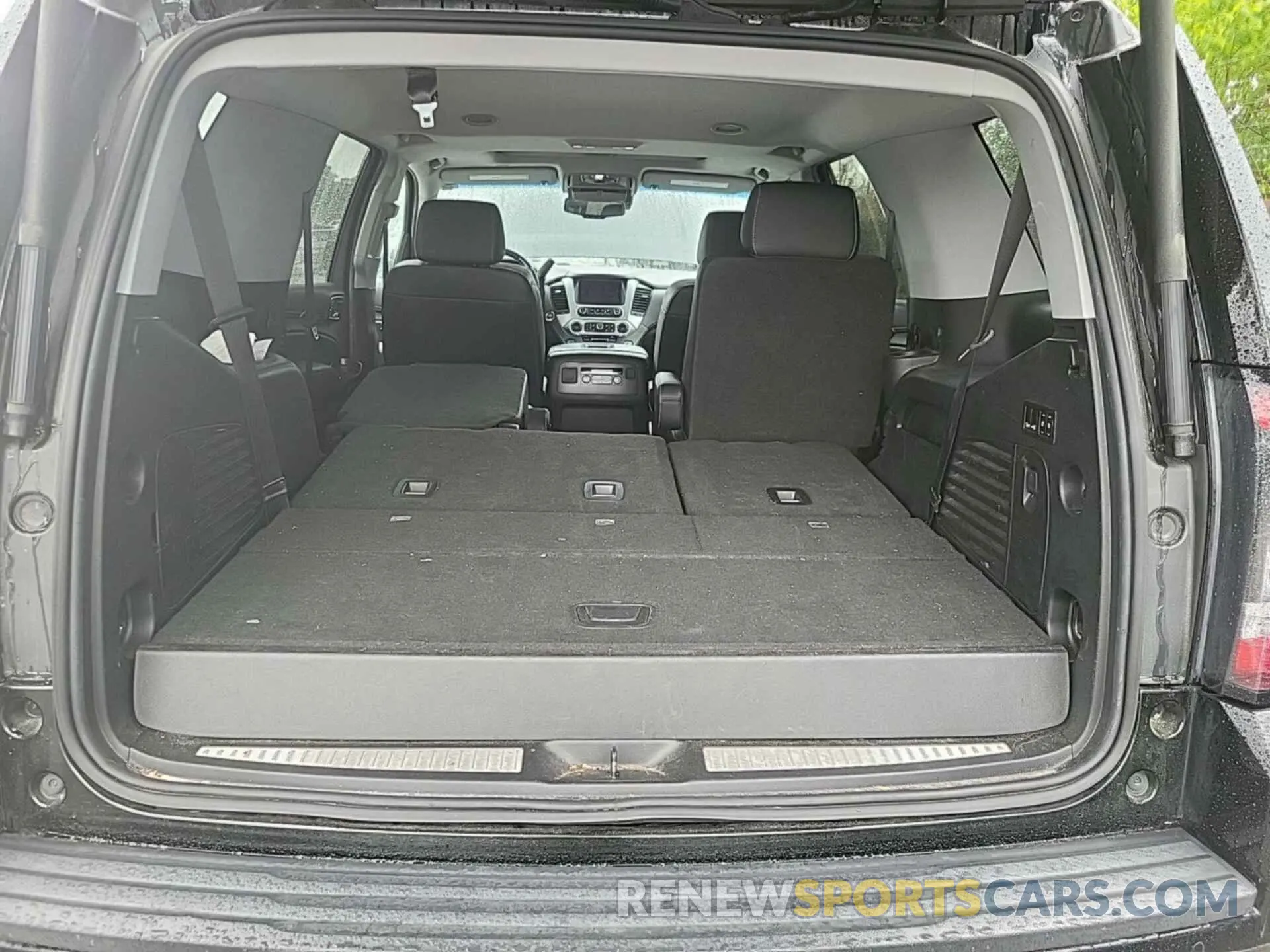 25 Photograph of a damaged car 1GKS2BKC0KR281127 GMC YUKON 2019