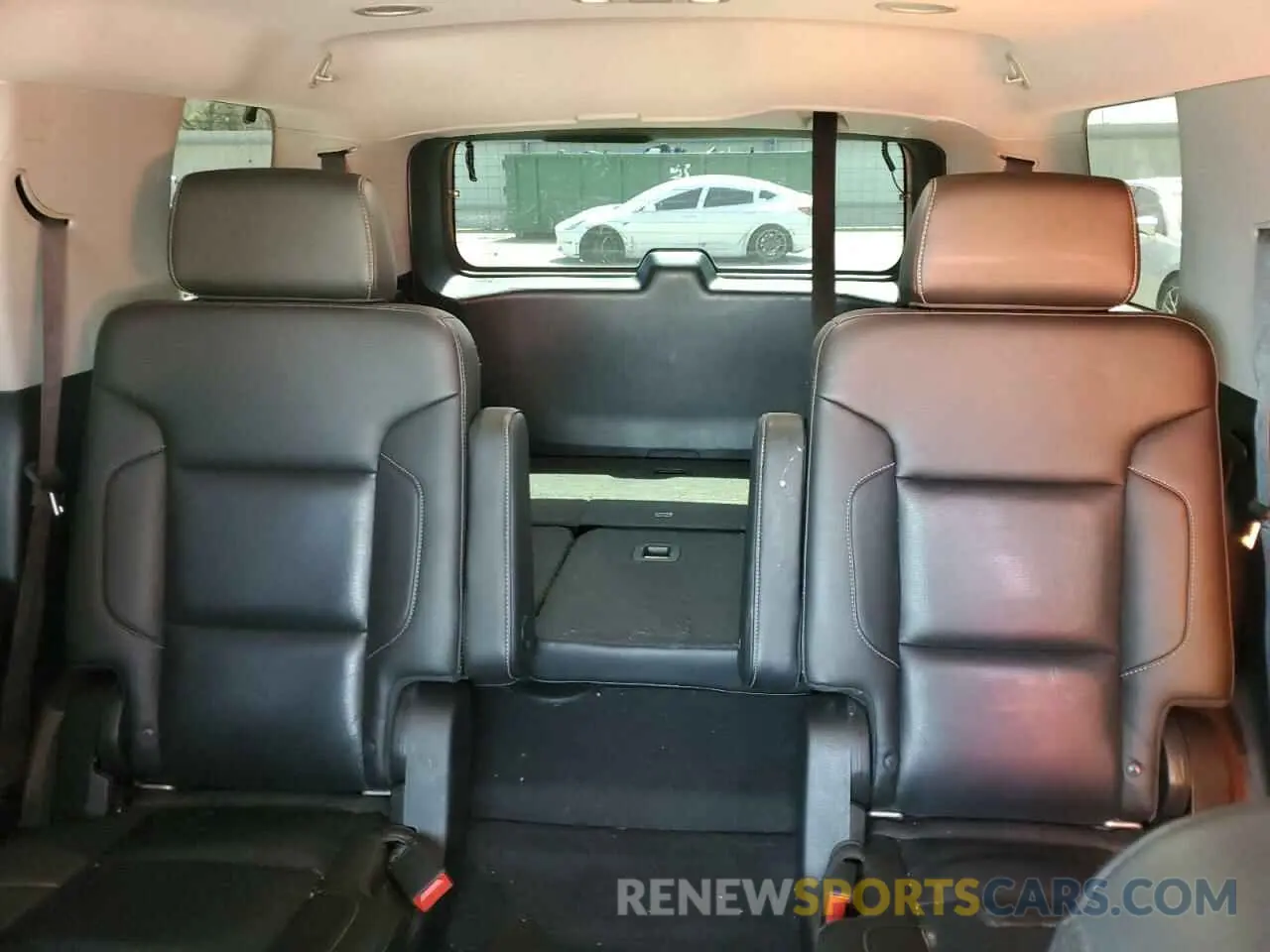 10 Photograph of a damaged car 1GKS2BKC1KR180128 GMC YUKON 2019