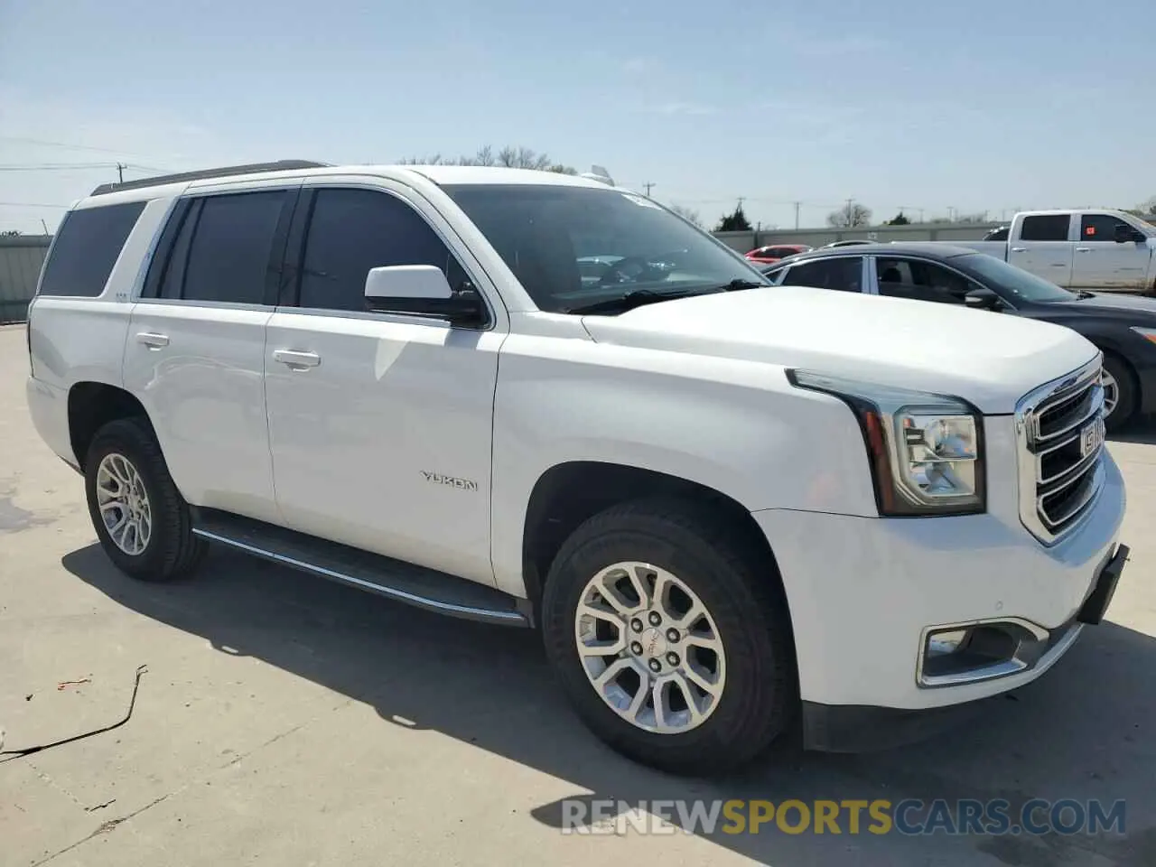 4 Photograph of a damaged car 1GKS2BKC1KR180128 GMC YUKON 2019