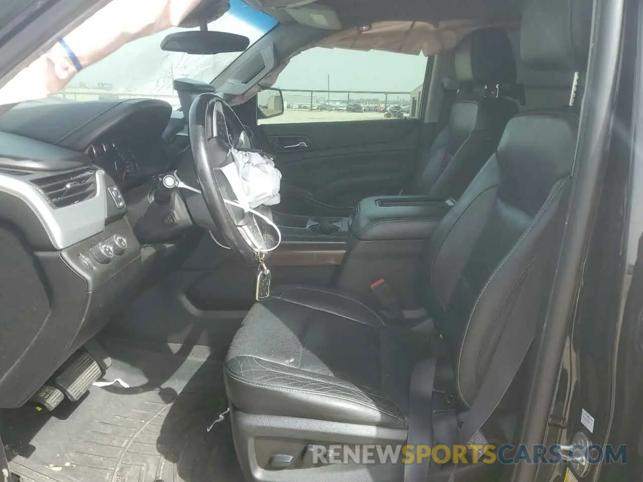 7 Photograph of a damaged car 1GKS2BKC5KR166412 GMC YUKON 2019