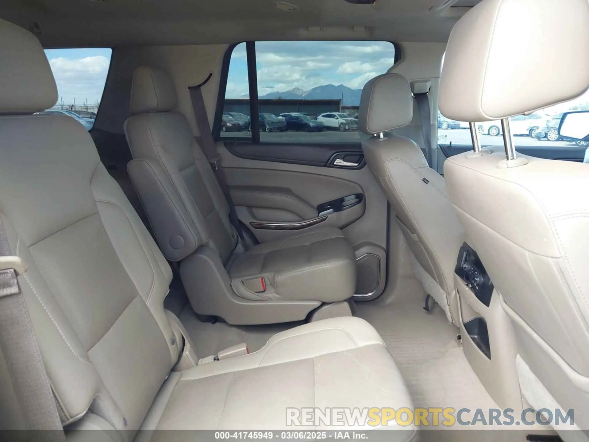 8 Photograph of a damaged car 1GKS2BKCXKR355380 GMC YUKON 2019