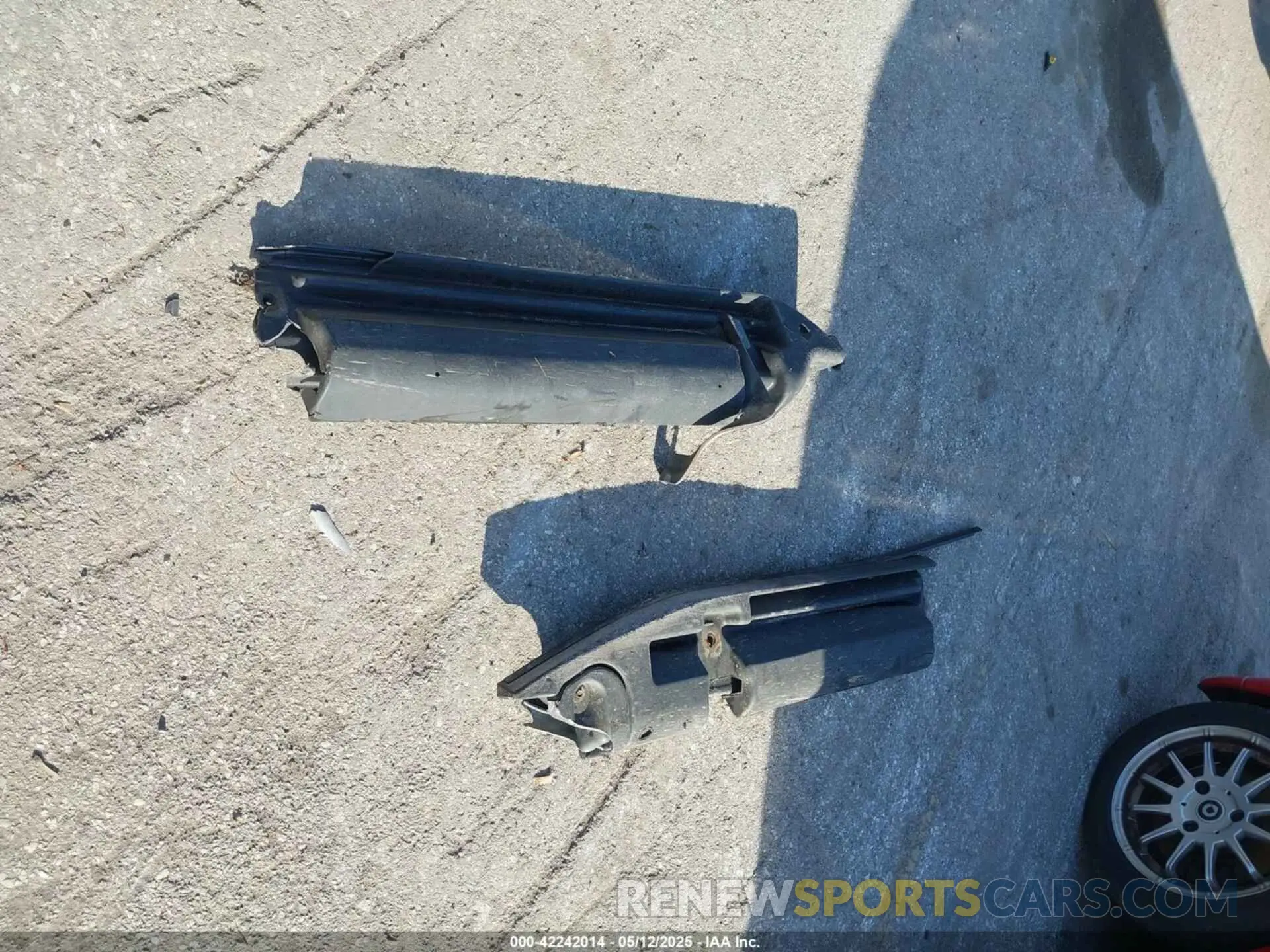 12 Photograph of a damaged car 1GKS2BKJ1KR208508 GMC YUKON 2019