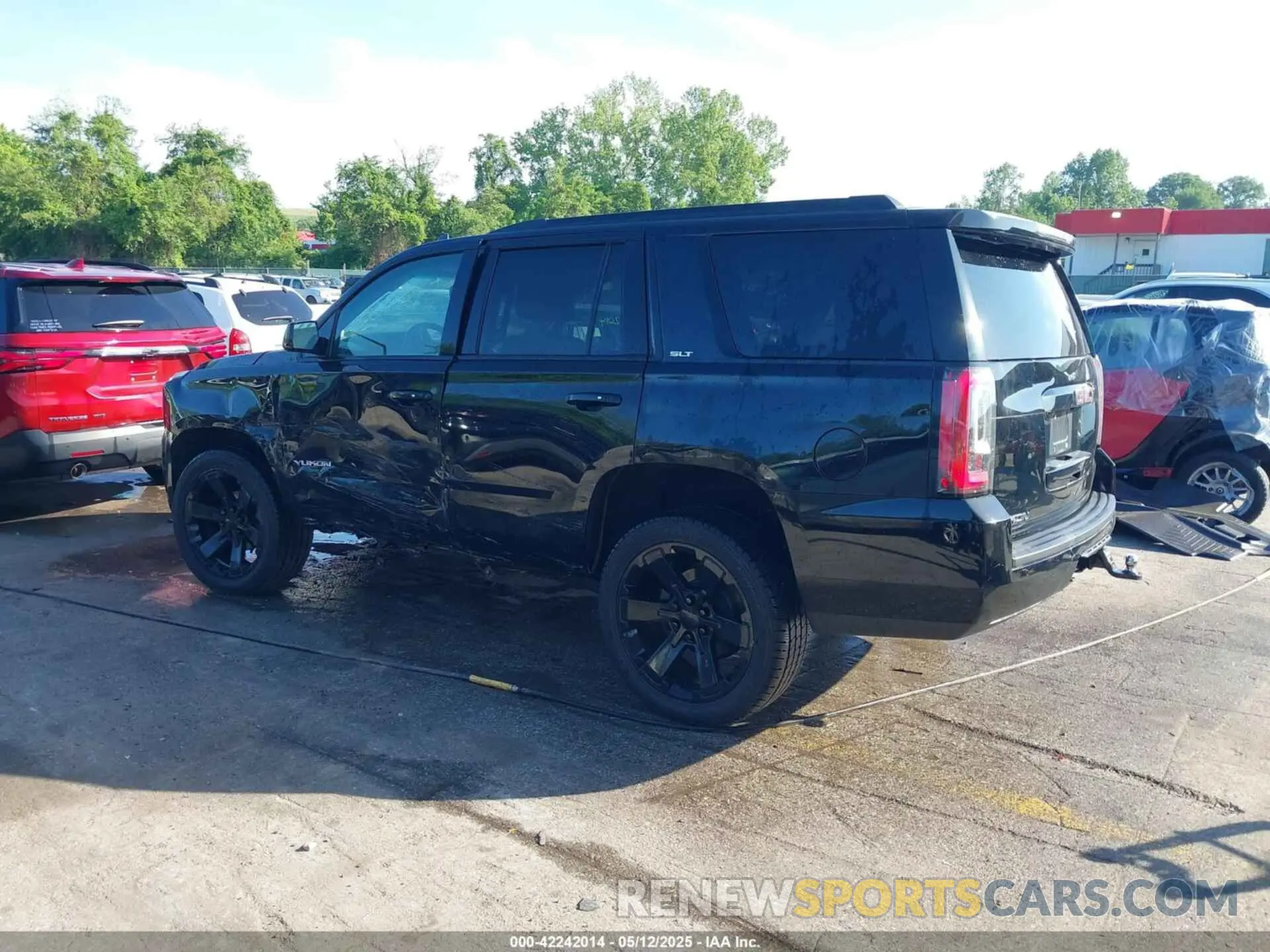 15 Photograph of a damaged car 1GKS2BKJ1KR208508 GMC YUKON 2019