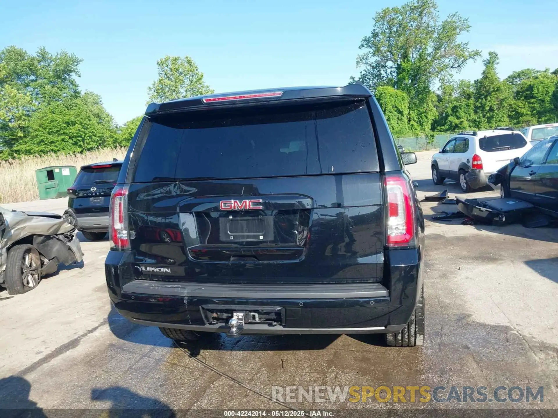 17 Photograph of a damaged car 1GKS2BKJ1KR208508 GMC YUKON 2019