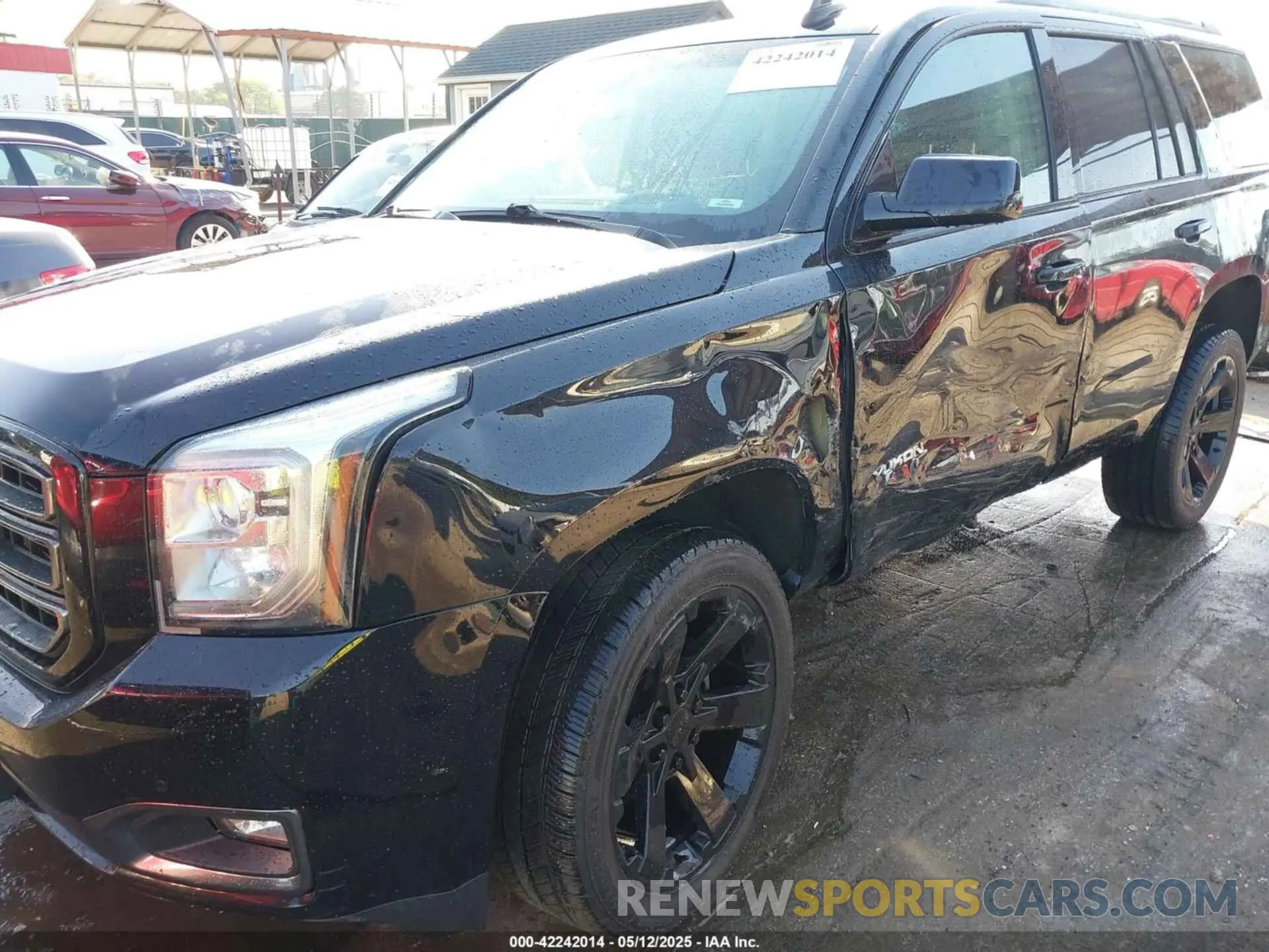 18 Photograph of a damaged car 1GKS2BKJ1KR208508 GMC YUKON 2019
