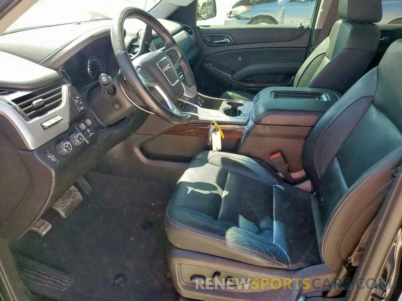 7 Photograph of a damaged car 1GKS2BKJ3KR199763 GMC YUKON 2019