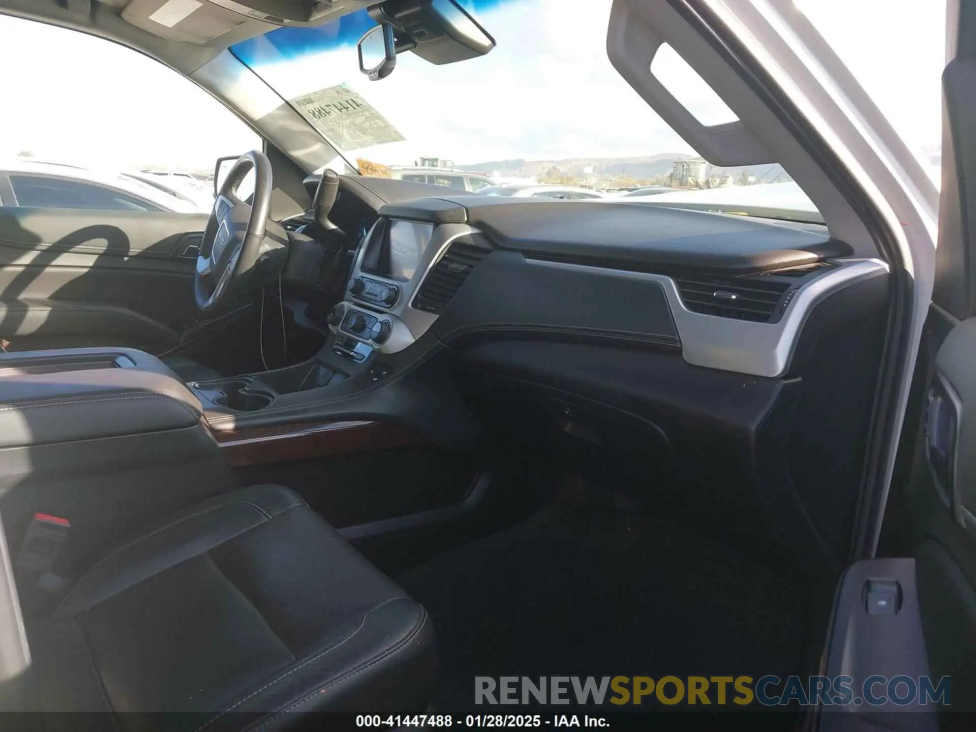 5 Photograph of a damaged car 1GKS2BKJ9KR161101 GMC YUKON 2019