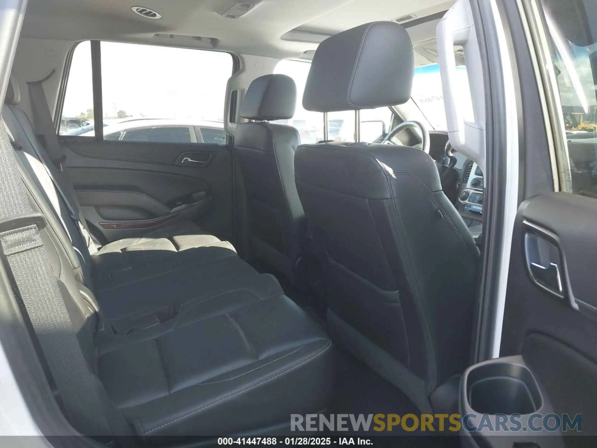 8 Photograph of a damaged car 1GKS2BKJ9KR161101 GMC YUKON 2019