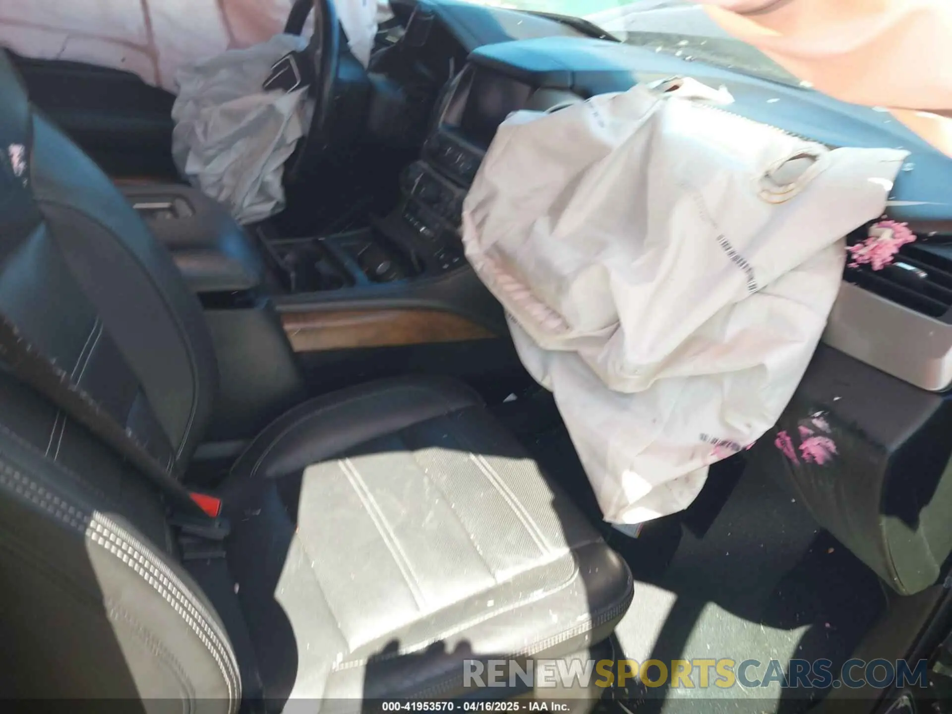 5 Photograph of a damaged car 1GKS2CKJ1KR270934 GMC YUKON 2019