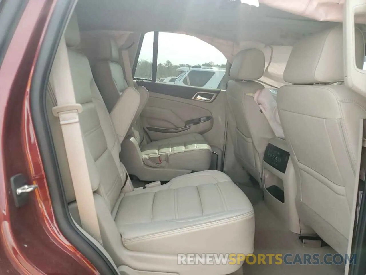 11 Photograph of a damaged car 1GKS2CKJ3KR342779 GMC YUKON 2019