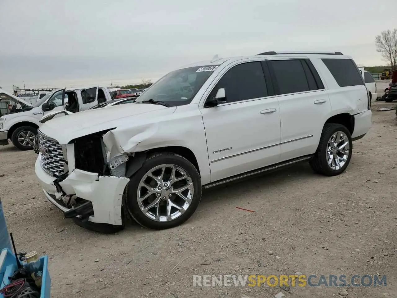 1 Photograph of a damaged car 1GKS2CKJ4KR328227 GMC YUKON 2019