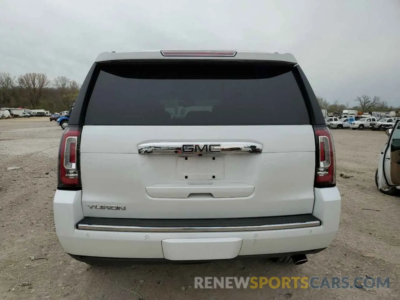 6 Photograph of a damaged car 1GKS2CKJ4KR328227 GMC YUKON 2019