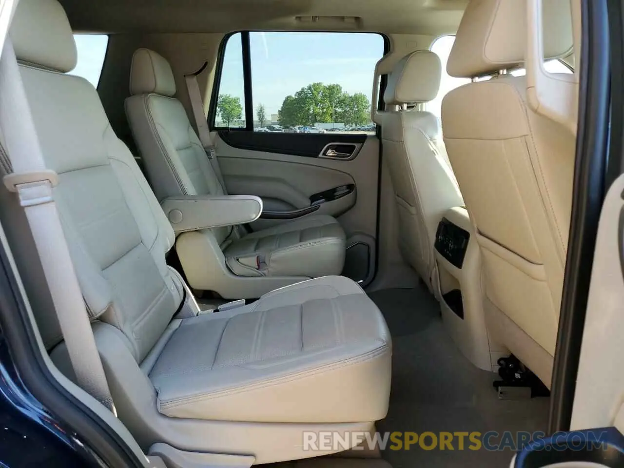 11 Photograph of a damaged car 1GKS2CKJ4KR343990 GMC YUKON 2019
