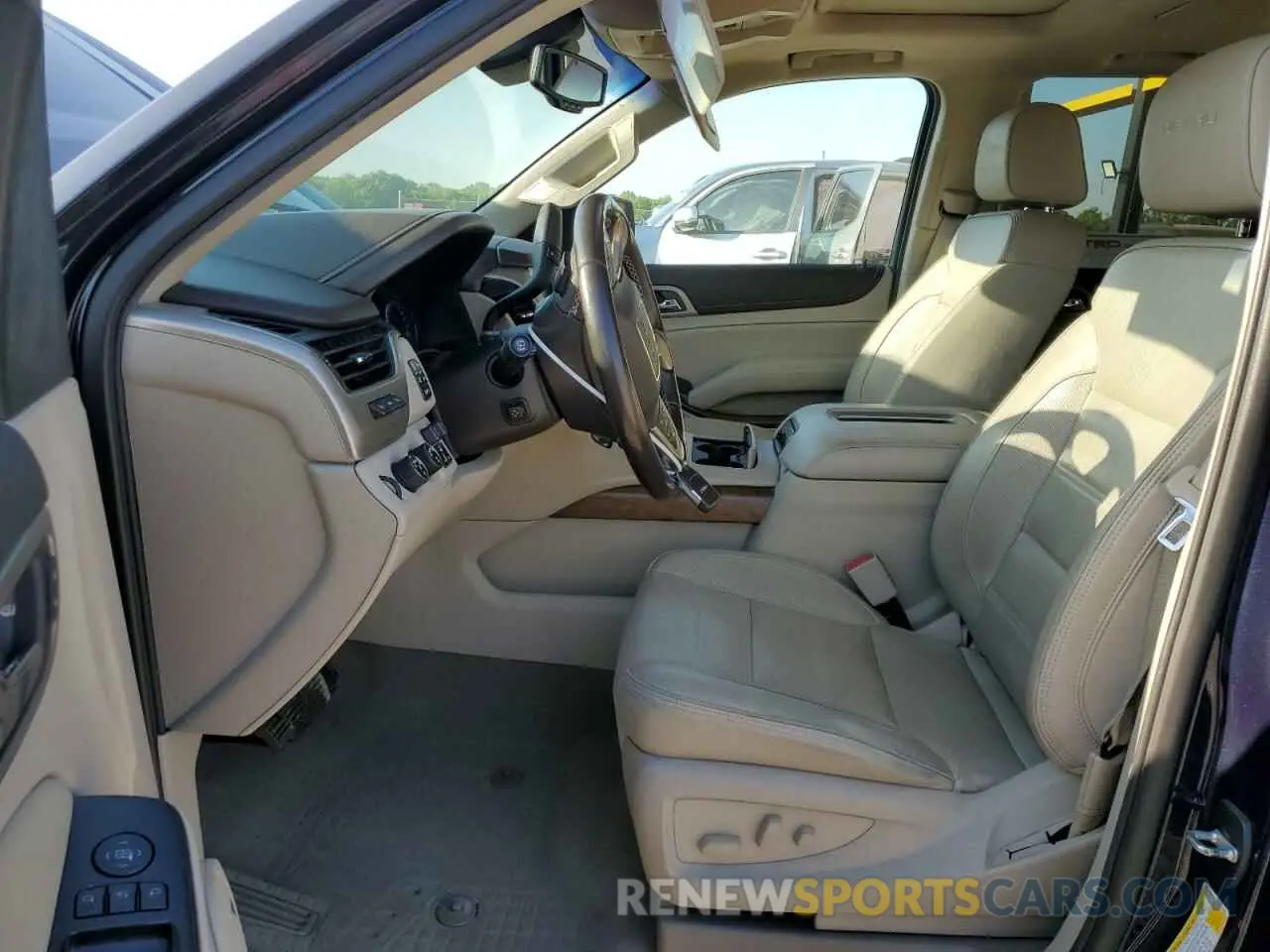 7 Photograph of a damaged car 1GKS2CKJ4KR343990 GMC YUKON 2019