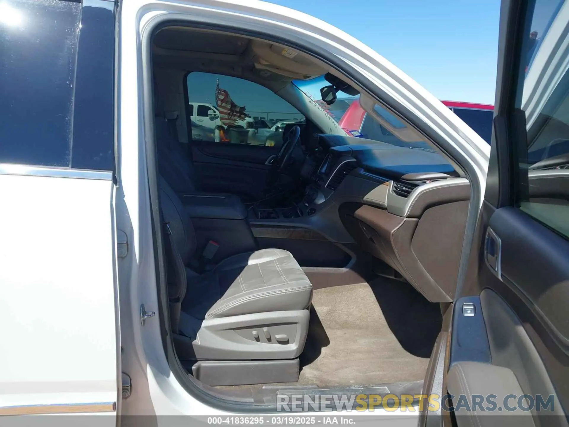 5 Photograph of a damaged car 1GKS2CKJ7KR121170 GMC YUKON 2019
