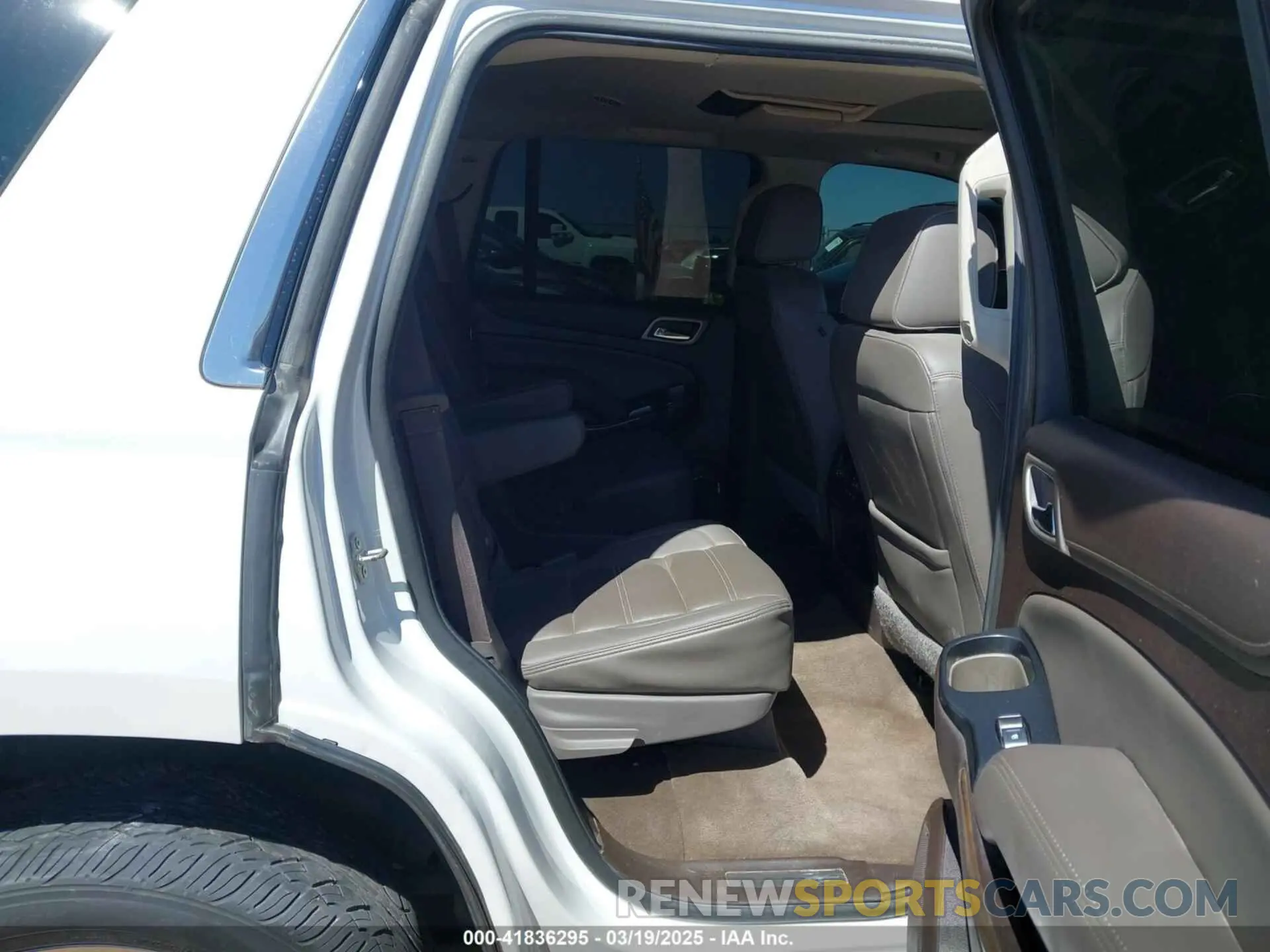 8 Photograph of a damaged car 1GKS2CKJ7KR121170 GMC YUKON 2019