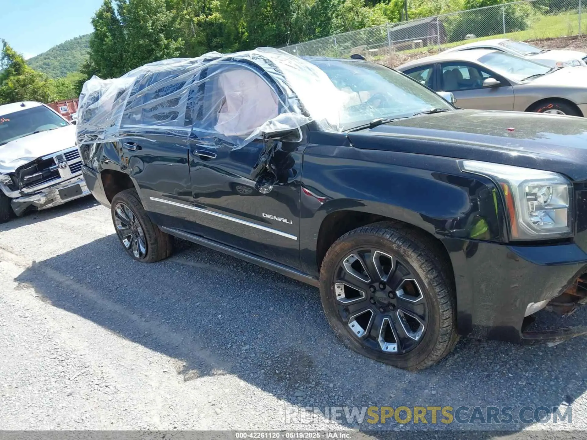 1 Photograph of a damaged car 1GKS2CKJ7KR156212 GMC YUKON 2019