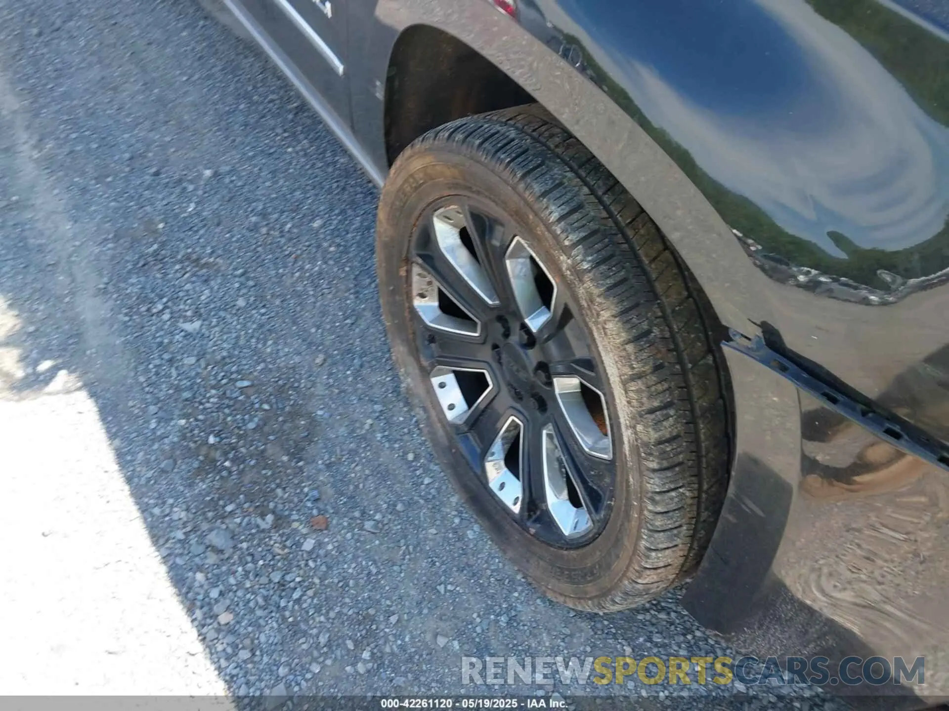 11 Photograph of a damaged car 1GKS2CKJ7KR156212 GMC YUKON 2019