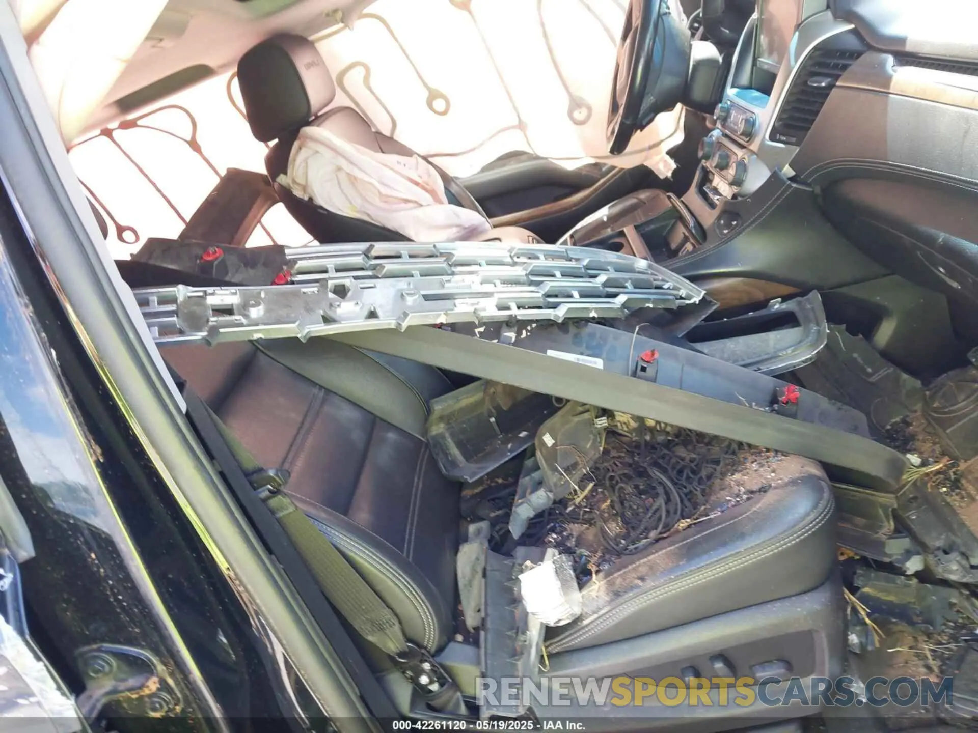 5 Photograph of a damaged car 1GKS2CKJ7KR156212 GMC YUKON 2019