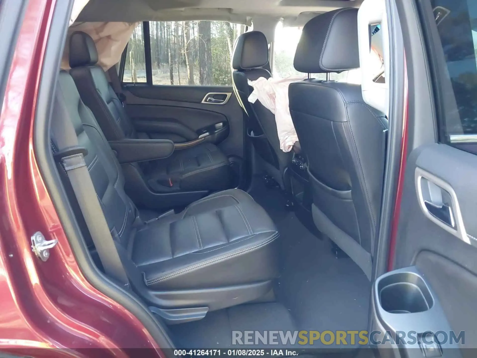 8 Photograph of a damaged car 1GKS2CKJ8KR137636 GMC YUKON 2019