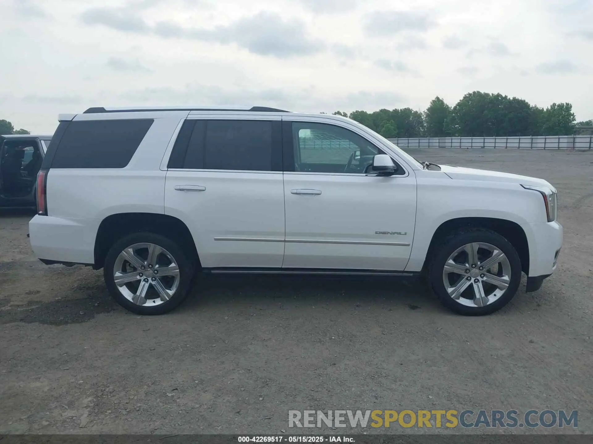 14 Photograph of a damaged car 1GKS2CKJ8KR355981 GMC YUKON 2019