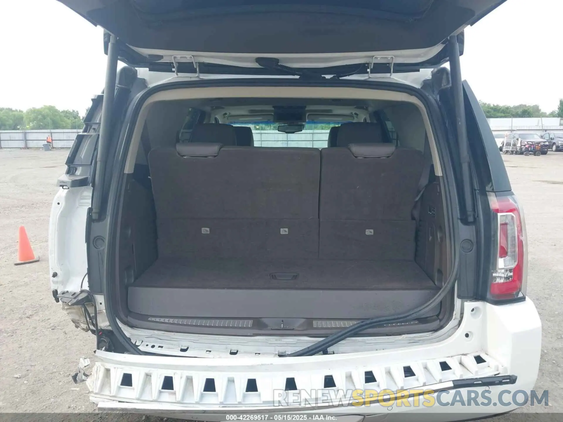 18 Photograph of a damaged car 1GKS2CKJ8KR355981 GMC YUKON 2019