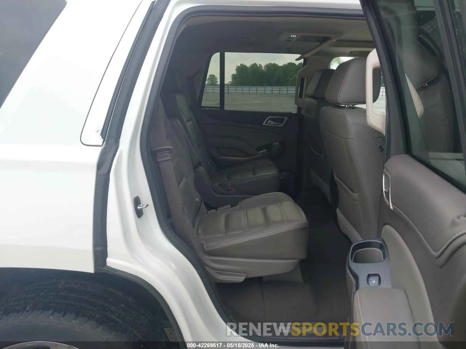 8 Photograph of a damaged car 1GKS2CKJ8KR355981 GMC YUKON 2019