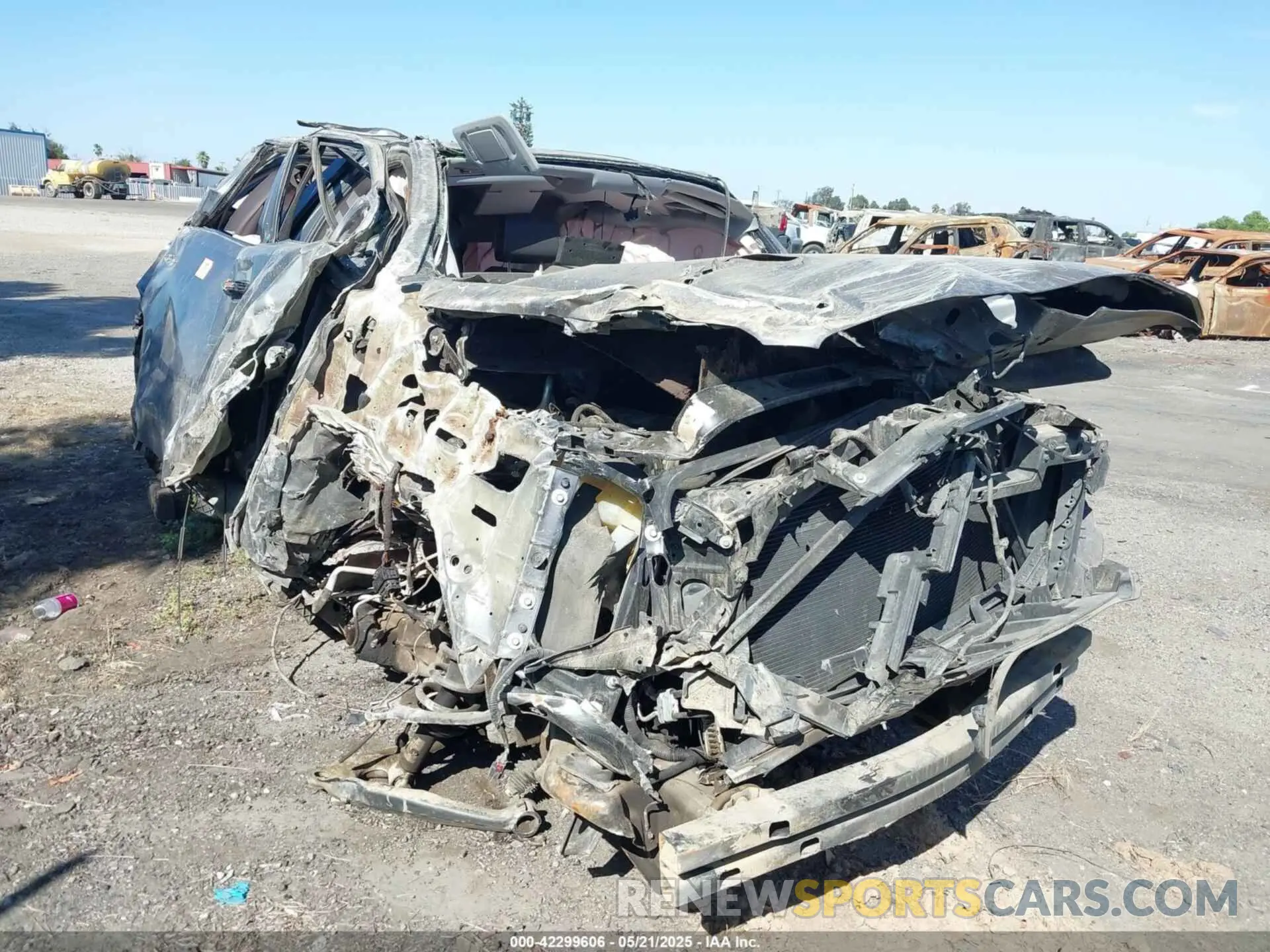 1 Photograph of a damaged car 1GKS2CKJ9KR326585 GMC YUKON 2019