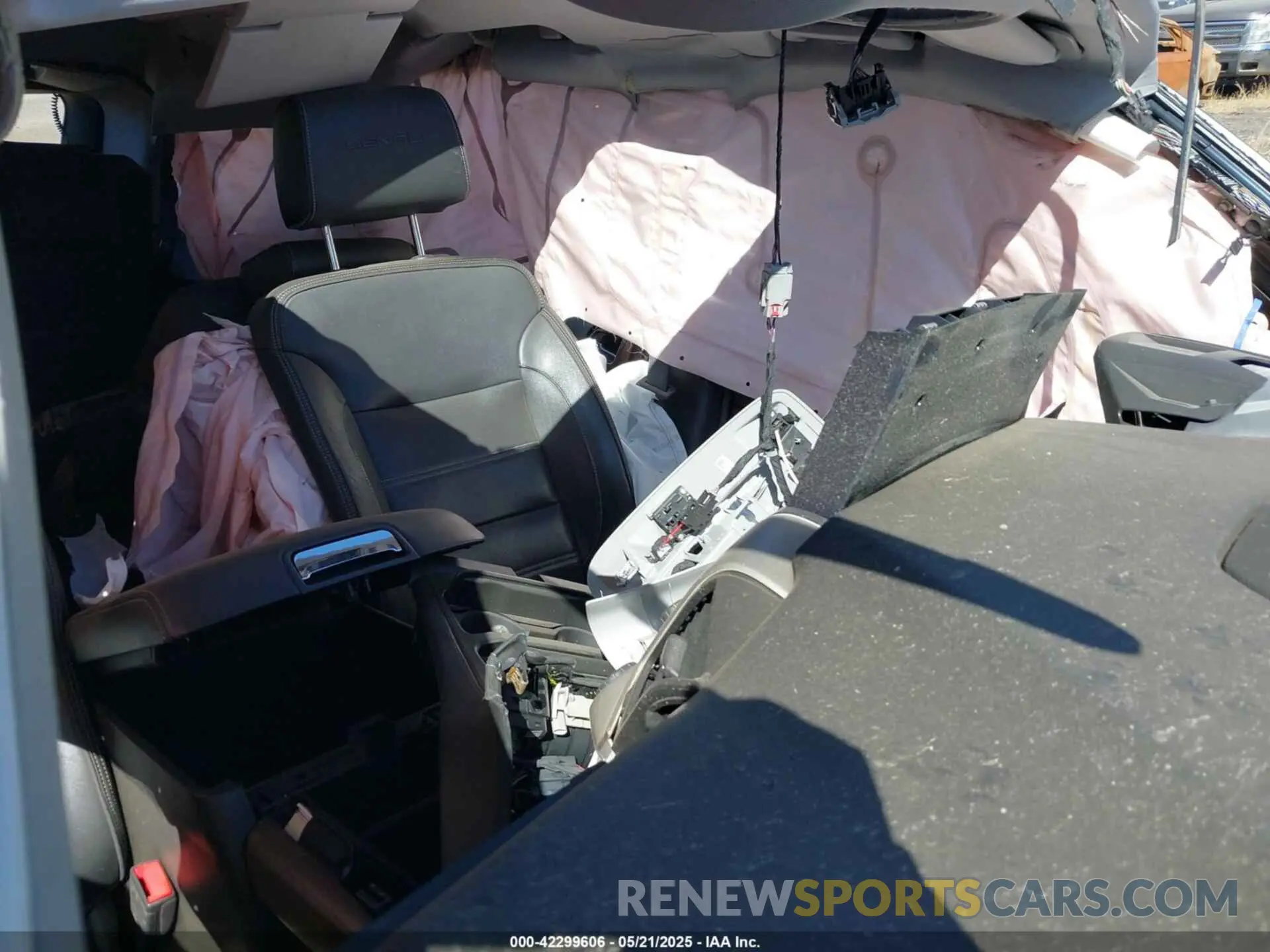 5 Photograph of a damaged car 1GKS2CKJ9KR326585 GMC YUKON 2019