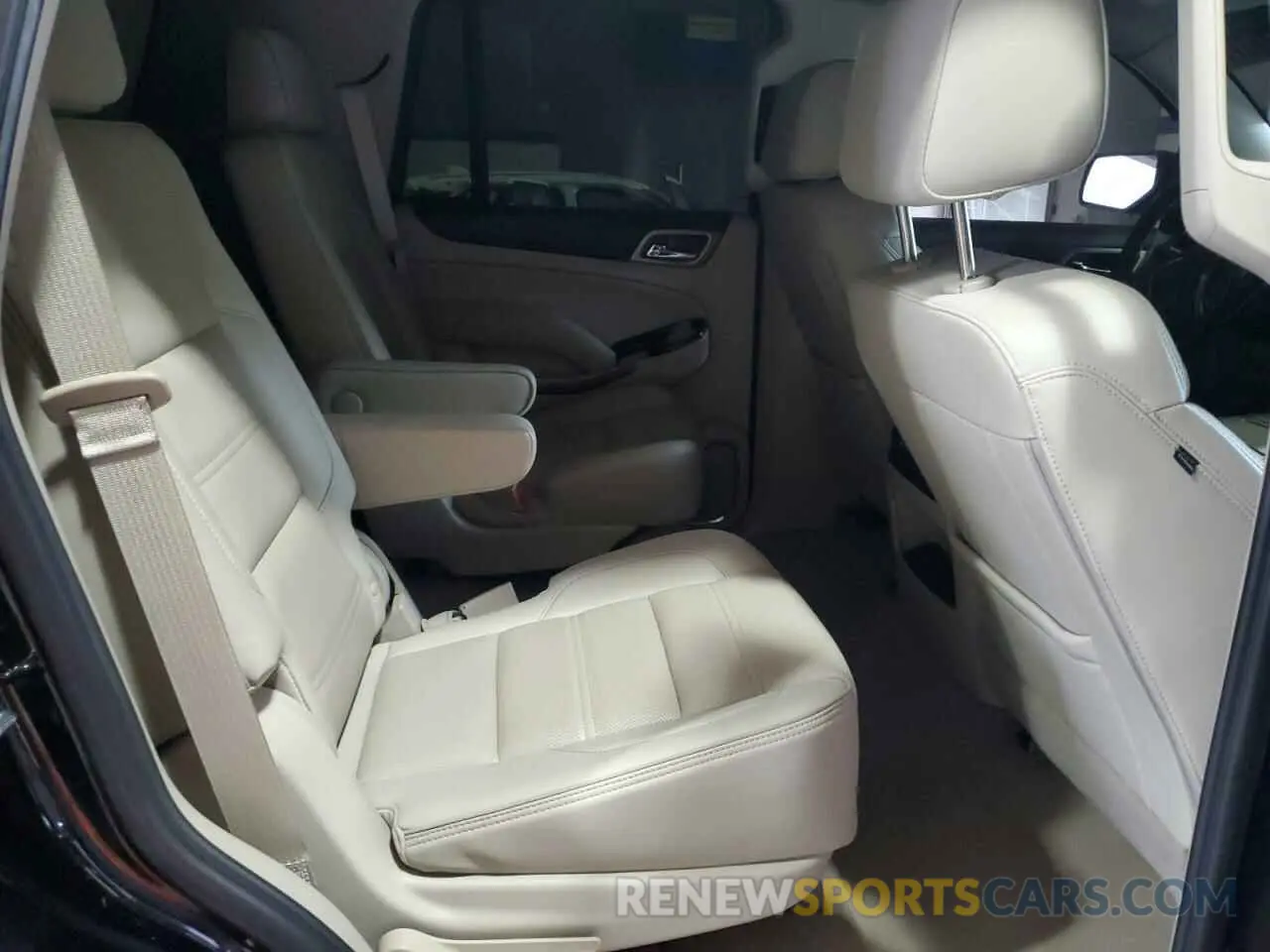 11 Photograph of a damaged car 1GKS2CKJ9KR409479 GMC YUKON 2019