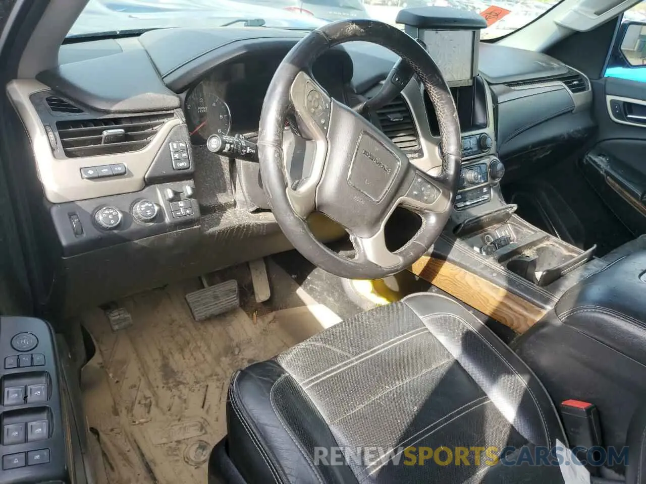 8 Photograph of a damaged car 1GKS2CKJXKR381028 GMC YUKON 2019