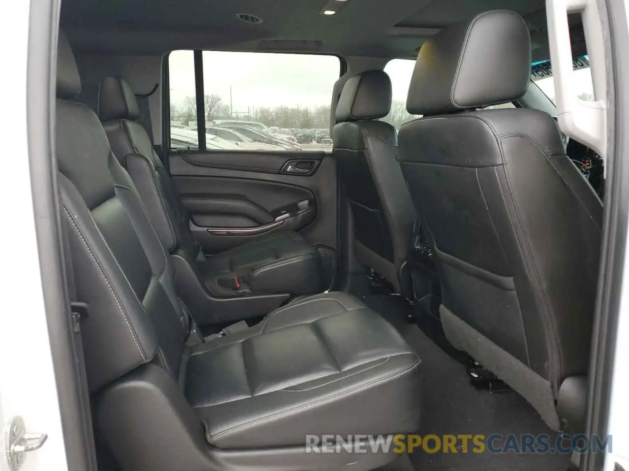 11 Photograph of a damaged car 1GKS2GKC1KR163598 GMC YUKON 2019
