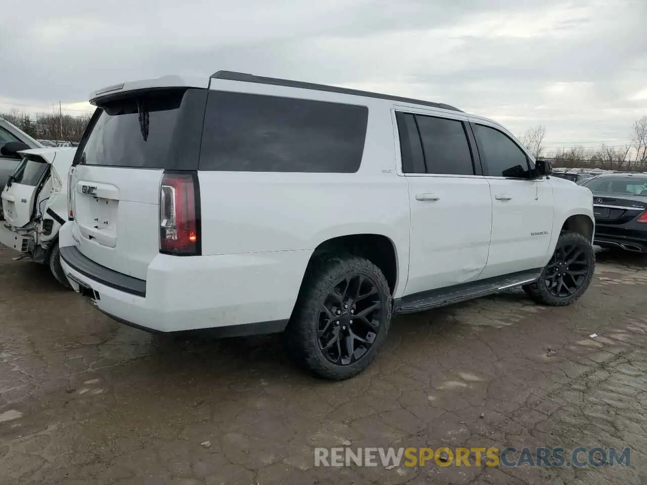 3 Photograph of a damaged car 1GKS2GKC1KR163598 GMC YUKON 2019